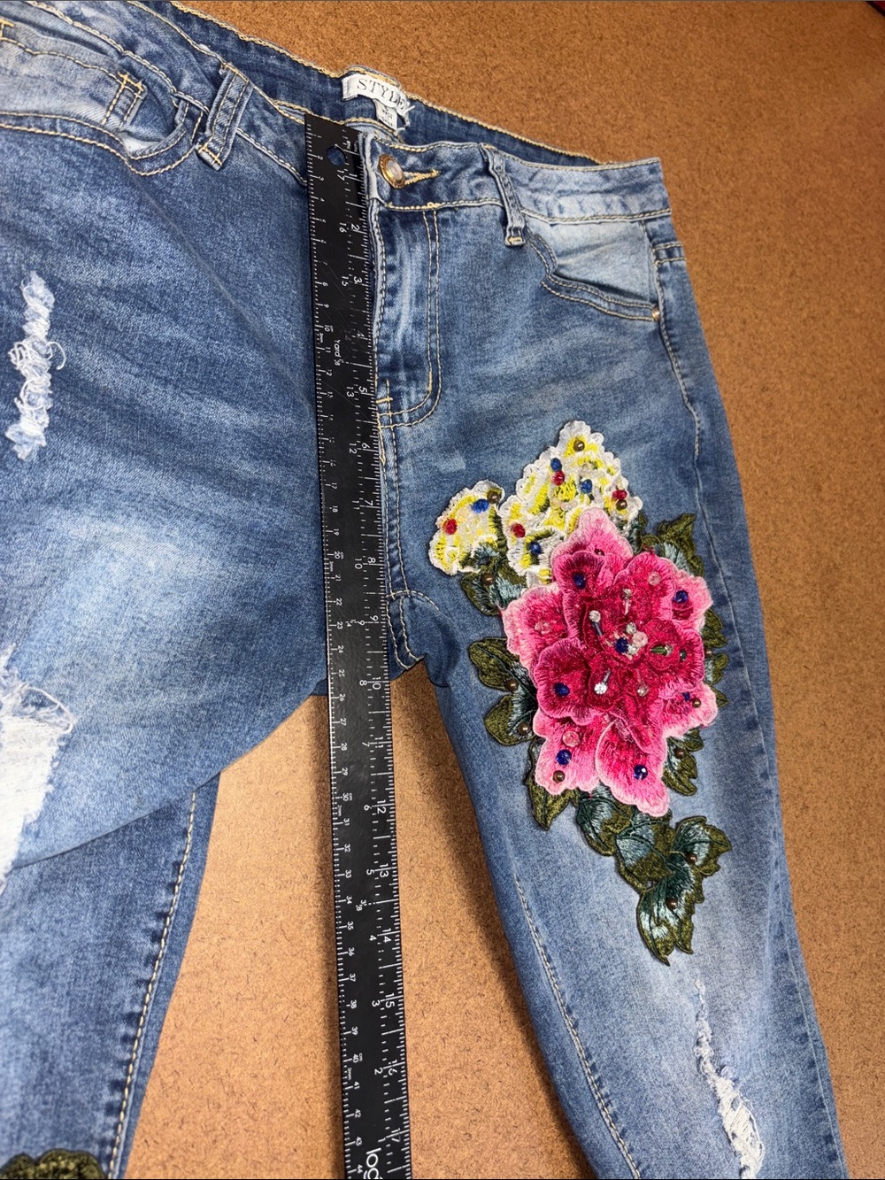 Woman’s SZ 6 Medium Straight leg Jeans with Pink, Red & Yellow Floral Appliqués - Picture 7 of 11